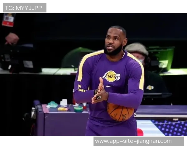 帕森斯:詹姆斯回归后里夫斯依然是湖人队的第二选择 帕森斯:詹姆斯回归后里夫斯依然是湖人队的第二选择