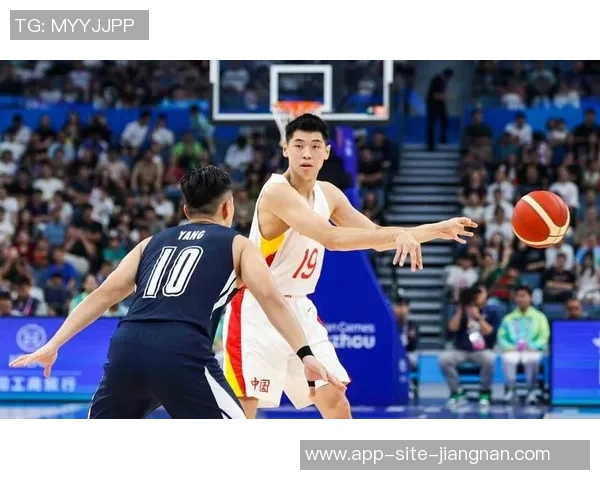 媒体人分享广东全运男篮探班照片赵睿身穿北京T恤与胡明轩崔永熙同框合影